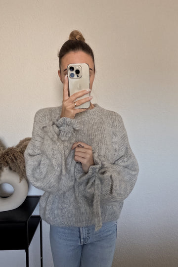 Kuschel Pullover mit Schleifen an den Ärmeln