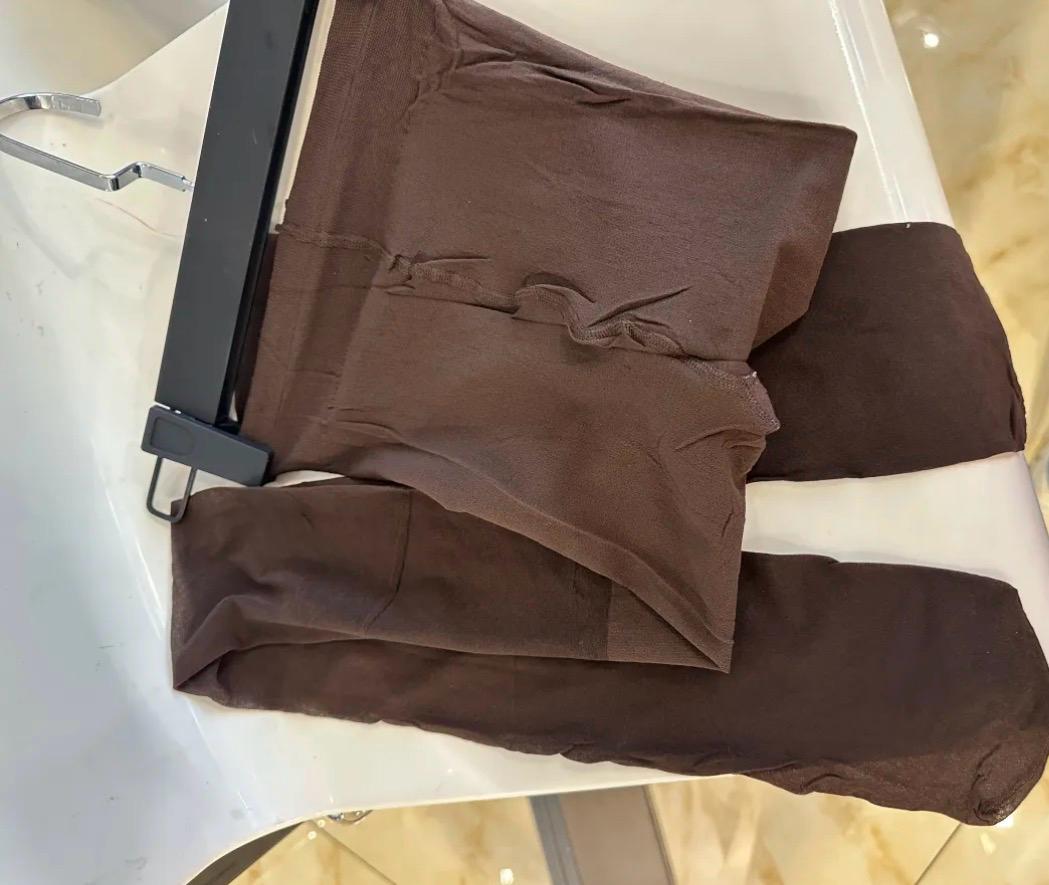 Brown Glow – Transparente Feinstrumpfhose in warmem Braun, fein und transparent mit natürlicher, ebenmäßiger Optik.