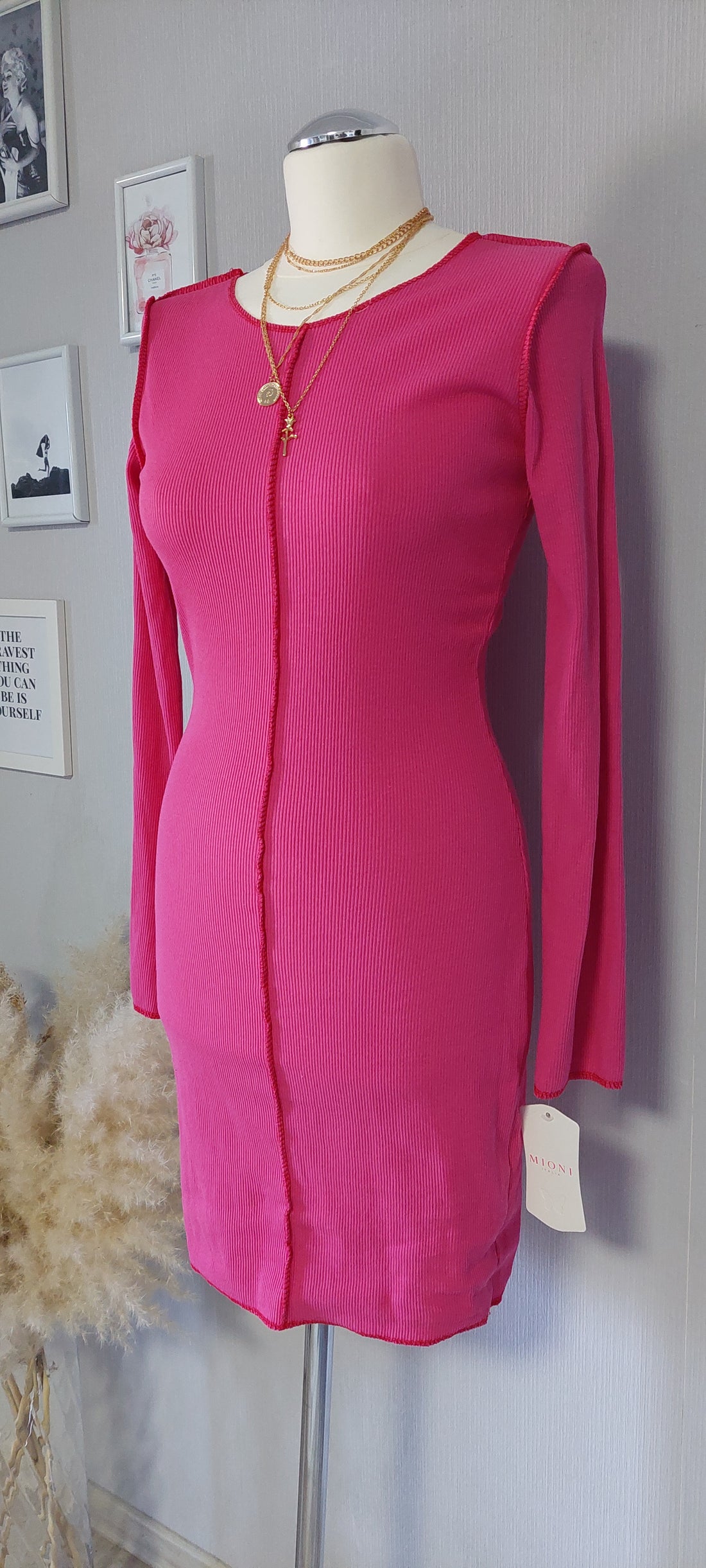 Kleid mit schlitzen an den Ärmel