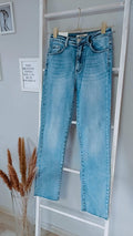 Moderne blaue Damenjeans mit Stretch und Fransen am Knöchel im Blue-Used-Look