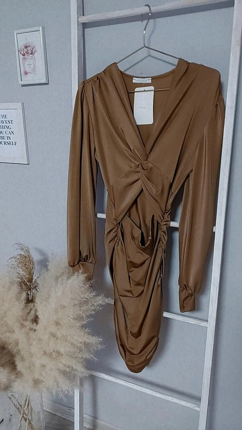 Kleid mit cut am Bauch